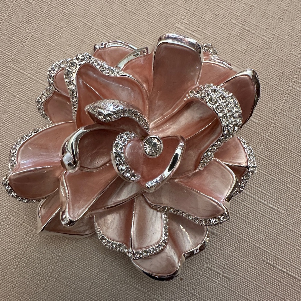 JOAN RIVERS LIMITED EDITION NUMBERED PAVE SWARVOSKI CRYSTAL GARDENIA PIN BROOCH